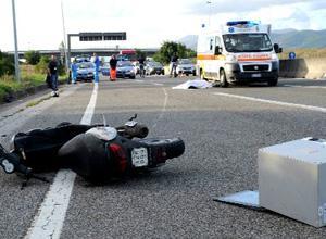 Schiacciato dalle ruote di un camion muore giovane di 22 anni