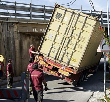 Camion incastrato nel sottopasso