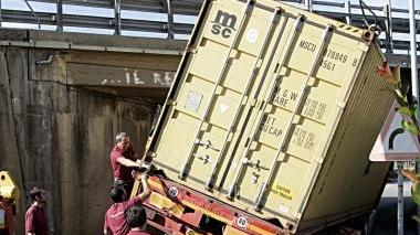 Camion incastrato nel sottopasso