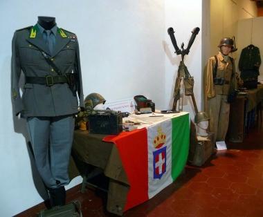 Chiude domani alla Galleria Agorà la mostra delle uniformi
