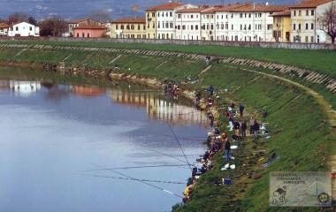Sull'Arno, per due giorni, i tricolori di pesca