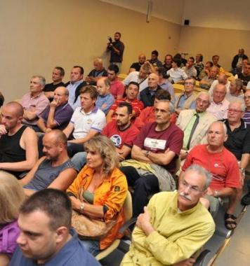 Tifosi del Cecina allassemblea di giugno in via Verdi 