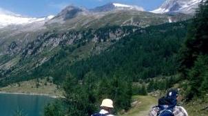 Escursionisti su un sentiero di montagna