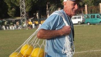 <b>SUL CAMPO.</b> Luciano Giusti con la sacca dei palloni e con i Pulcini 2001 dell’Orbetello