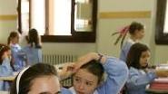 Bambini sui banchi di scuola (foto di archivio)