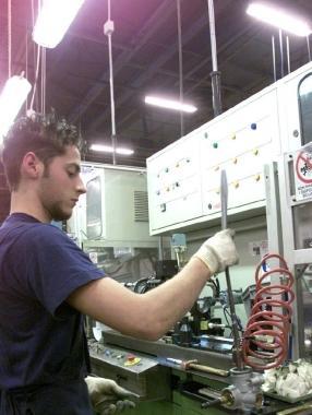A sinistra: operaio Trw in fabbrica. Sopra il titolo: Enrico Pedini (Fiom Cgil) 