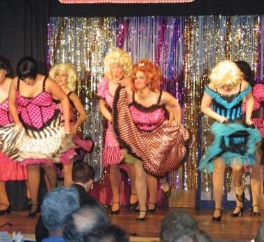 Uno show di drag queen     