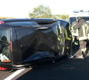 Lauto ribaltata sulla superstrada a Navacchio      