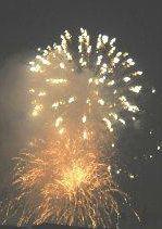 Fuochi dartificio nel cuore della notte 