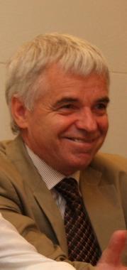 A destra, Roberto Angioni illustra il progetto marketing del Prato &nbsp;A sx Mario Masini (ds) e Giuliano Sarti della Vive Card   