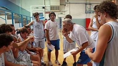 Coach Massimo Angelucci durante un time-out