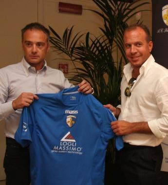 Logli insieme al collaboratore Vivarelli, a dx con Radici mostra la maglia e sotto il logo 