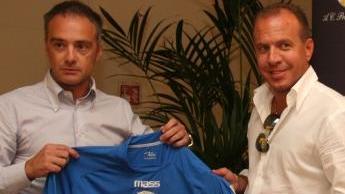 Logli insieme al collaboratore Vivarelli, a dx con Radici mostra la maglia e sotto il logo