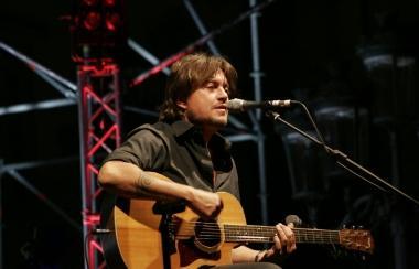 Cristiano De Andr&eacute; sul palco durante uno dei suoi concerti   