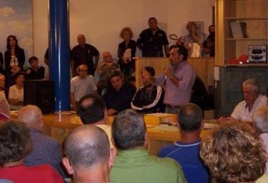 <b>BORGHI. </b>Il sindaco ormai ex; a sinistra nel corso dell assemblea           