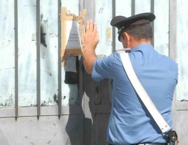 A sinistra i carabinieri mettono i sigilli al capannone di Casini. Sopra i militari dellArma davanti allingresso dellazienda fantasma. A destra uno dei giacigli su cui riposavano gli operai cinesi clandestini   