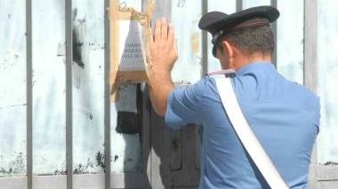 A sinistra i carabinieri mettono i sigilli al capannone di Casini. Sopra i militari dell’Arma davanti all’ingresso dell’azienda fantasma. A destra uno dei giacigli su cui riposavano gli operai cinesi clandestini