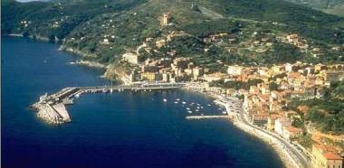 Una veduta del porto di Rio Marina 