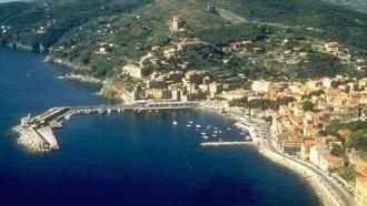 Una veduta del porto di Rio Marina