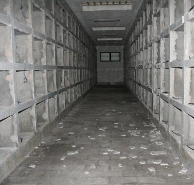 Il seminterrato del cimitero di Pietrasanta con i 920 loculi ancora inservibili   