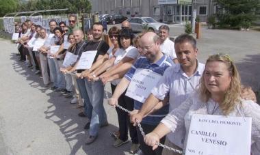 <b>INCATENATI</b> I lavoratori della C-Global  