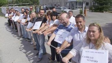 <b>INCATENATI</b> I lavoratori della C-Global