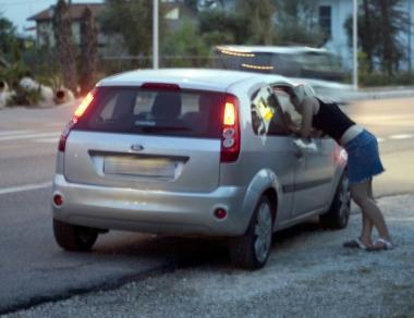 Prostitute e clienti lungo le strade    