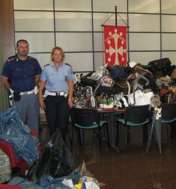 Parte del materiale sequestrato da polizia e vigili 