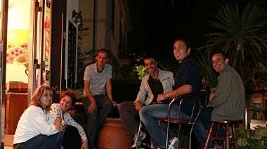 Il ristoratore e consigliere Fipe Aleandro Roncarà e clienti di un bar fuori dal locale di notte