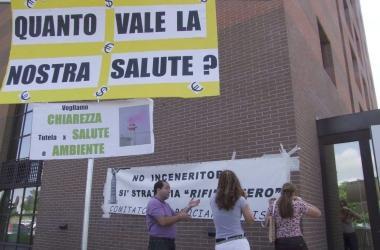 La protesta dei cittadini davanti alla sede della Provincia di Pisa 