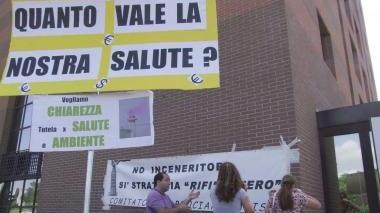 La protesta dei cittadini davanti alla sede della Provincia di Pisa