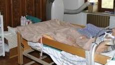 <b>A LETTO.</b> Il malato di Sla assistito dai parenti, in alto il letto nel quale è ormai costretto