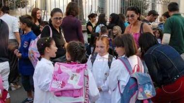 Bambini davanti alla scuola elementare Dante Alighieri