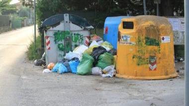 I cassonetti nel mirino delle proteste di Coldiretti e degli agricoltori di Ronchi