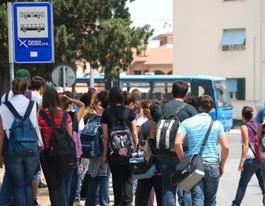 Il direttore del Circondario Alfiero Ciampolini e a destra studenti davanti a una scuola 