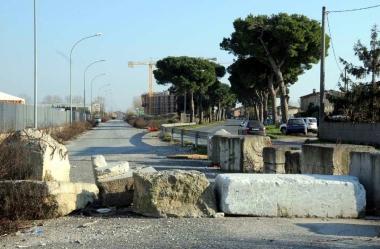 La strada chiusa da blocchi di cemento e sotto degrado in via Massa Avenza 