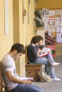 Studenti universitari nellatrio del palazzo della Sapienza  