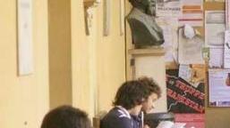 Studenti universitari nell’atrio del palazzo della Sapienza
