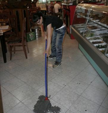 A destra, pulizie in un locale poco prima di mezzanotte; Marco Huang, titolare di un ristorante Unimmagine di via Pistoiese deserta gioved&igrave; sera a mezzanotte  