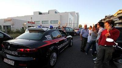 Lo uccidono con un colpo al cuore e scaricano il cadavere all'ospedale
