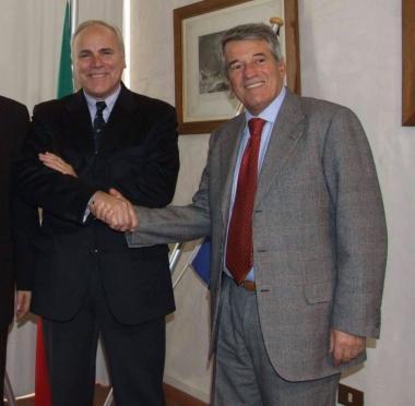Luigi Negri (a destra) stringe la mano a Martini (Contship): quasi un passaggio di consegne 