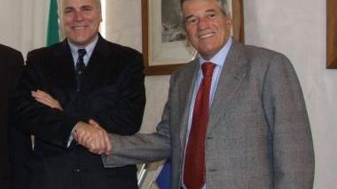 Luigi Negri (a destra) stringe la mano a Martini (Contship): quasi un passaggio di consegne