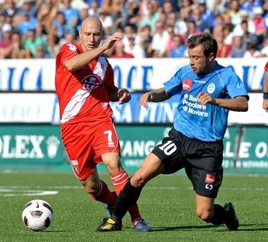 <b>GLADIATORE E GOLEADOR</b>. Leandro Vitiello contrasta Marco Rigoni      