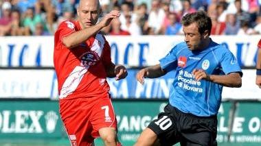 <b>GLADIATORE E GOLEADOR</b>. Leandro Vitiello contrasta Marco Rigoni
