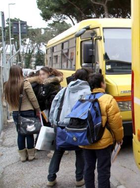 Studenti vanno a scuola in bus