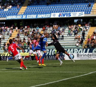 Claudio Coralli anticipa il portiere Colombo colpendo di testa il cross di Lazzari proveniente dalla destra 