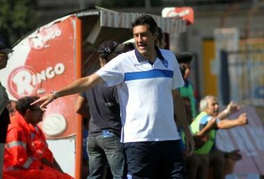 Il tecnico Alfredo Aglietti si sbraccia in panchina 