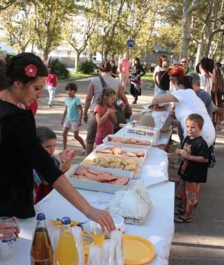 Un momento della festa che negozianti e cittadini hanno organizzato in piazza Mazzini   