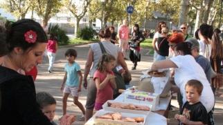 Un momento della festa che negozianti e cittadini hanno organizzato in piazza Mazzini
