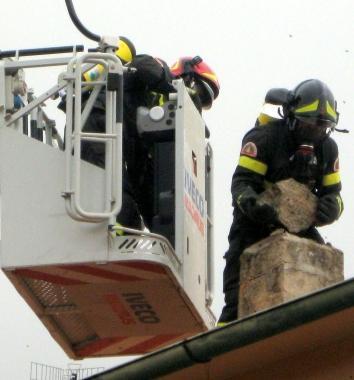 Lintervento dei vigili del fuoco: tolgono un nido dal camino 